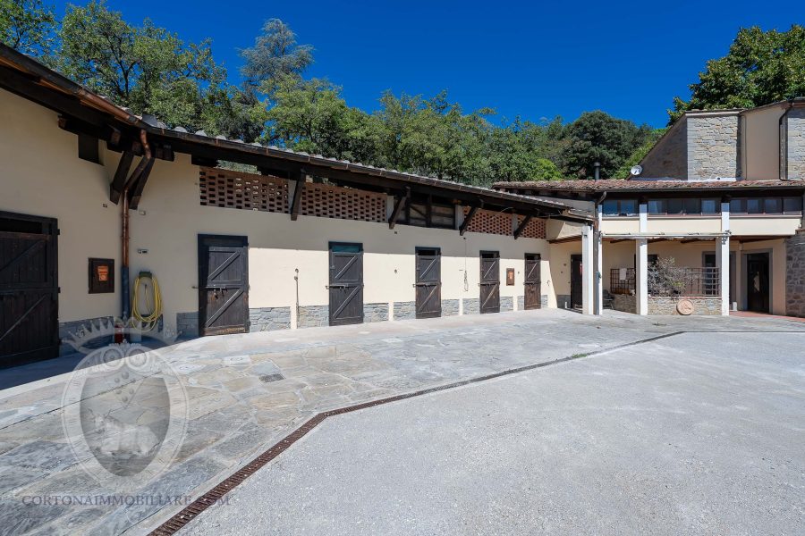 Casale con vista, terreno e annessi