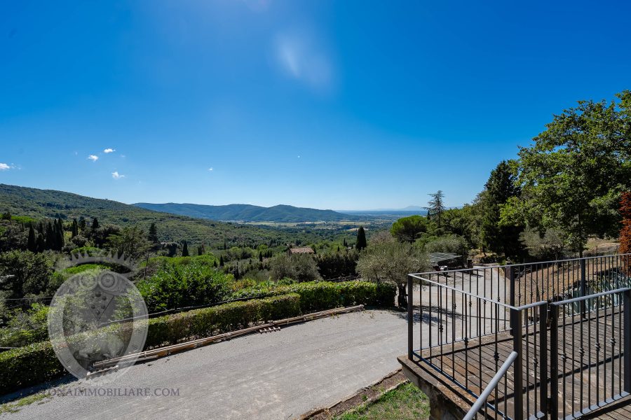 Casale con vista, terreno e annessi