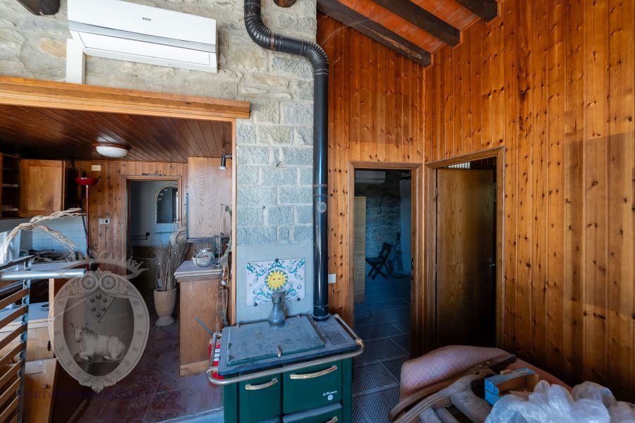 Casale con vista, terreno e annessi
