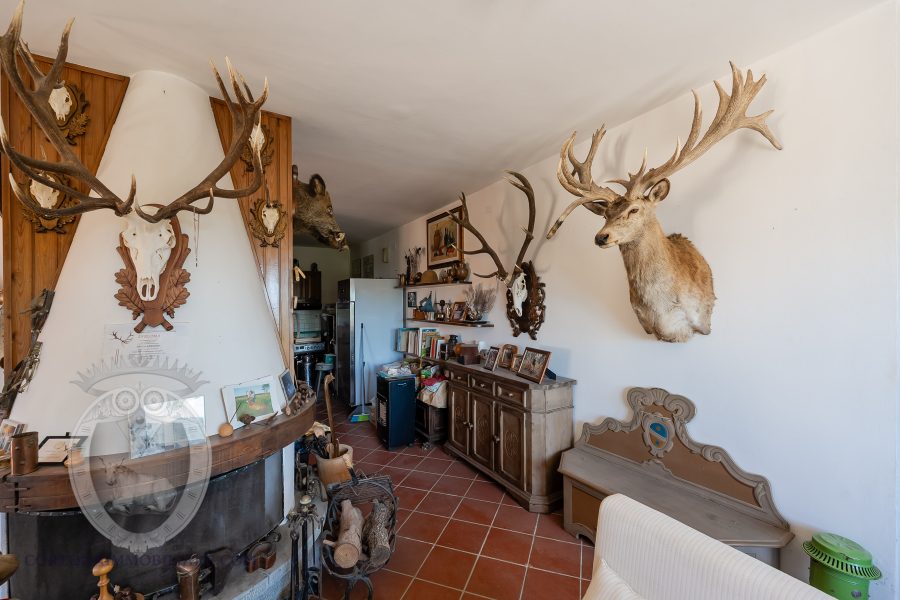 Casale con vista, terreno e annessi