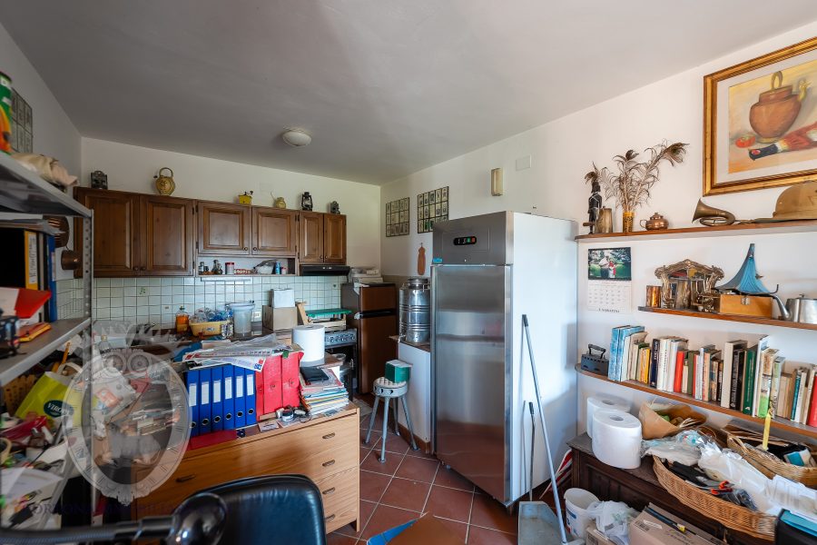 Casale con vista, terreno e annessi