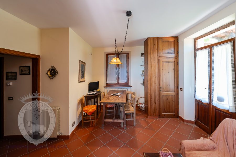 Casale con vista, terreno e annessi