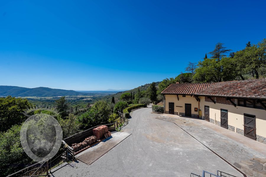 Casale con vista, terreno e annessi