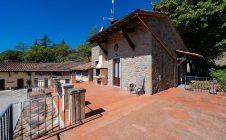 Casale con vista, terreno e annessi