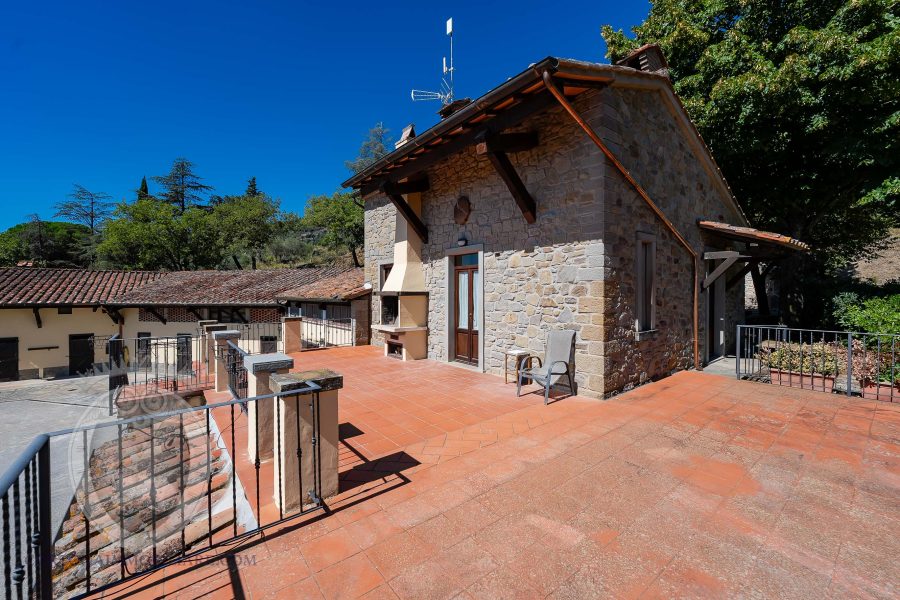 Casale con vista, terreno e annessi