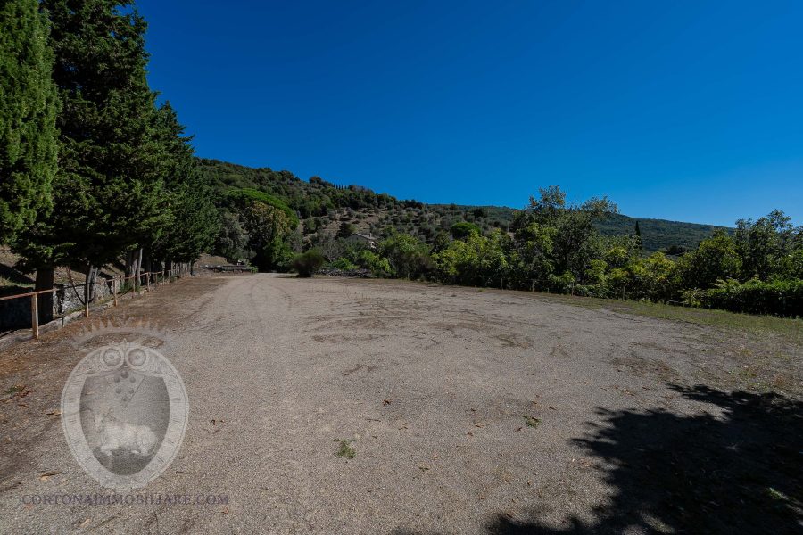 Casale con vista, terreno e annessi