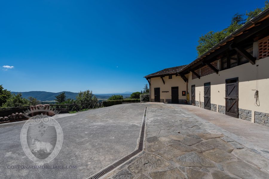 Casale con vista, terreno e annessi
