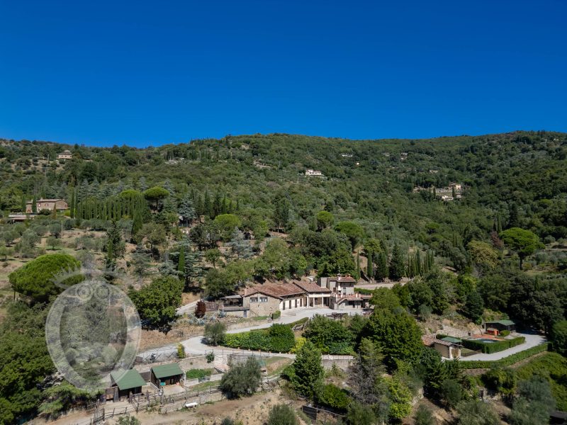 Casale con vista, terreno e annessi