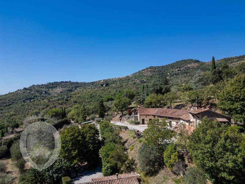 Casale con vista, terreno e annessi
