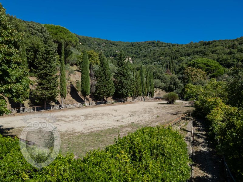 Casale con vista, terreno e annessi