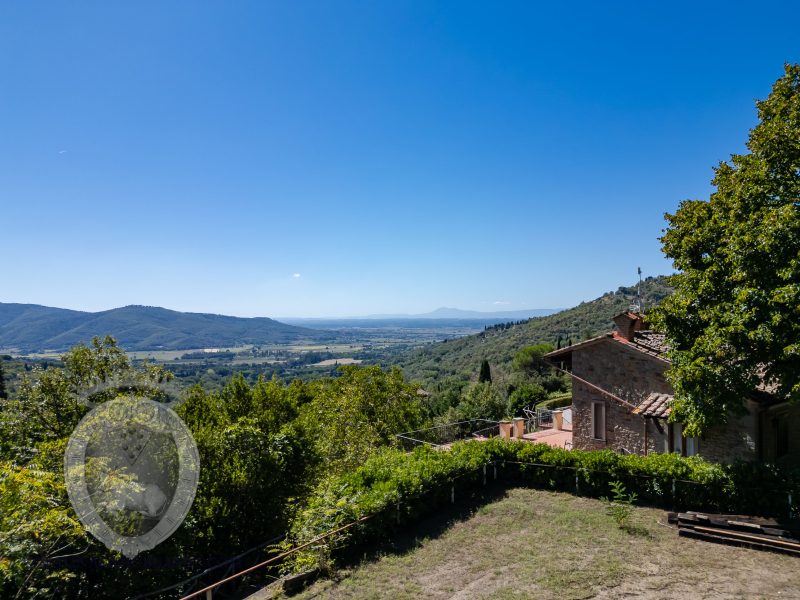 Casale con vista, terreno e annessi
