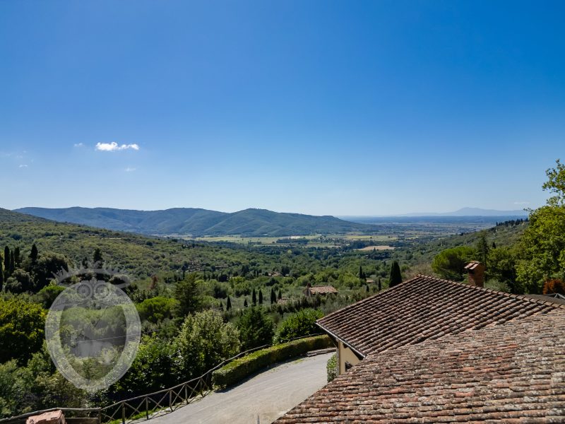 Casale con vista, terreno e annessi