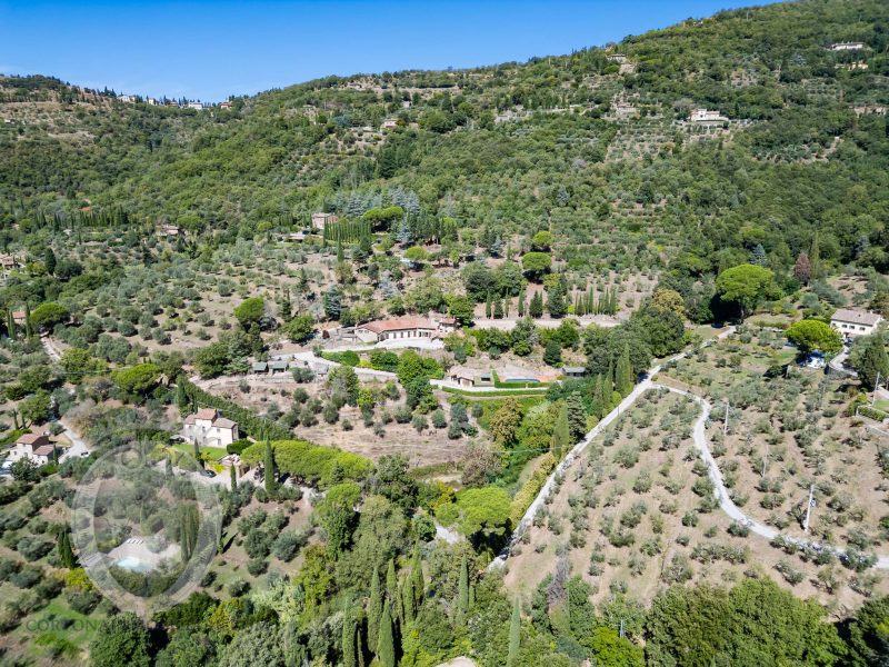 Casale con vista, terreno e annessi