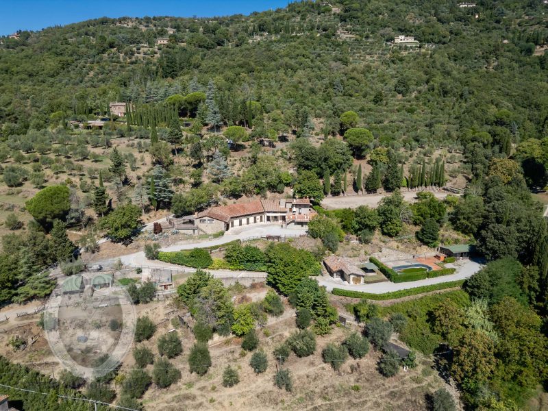 Casale con vista, terreno e annessi