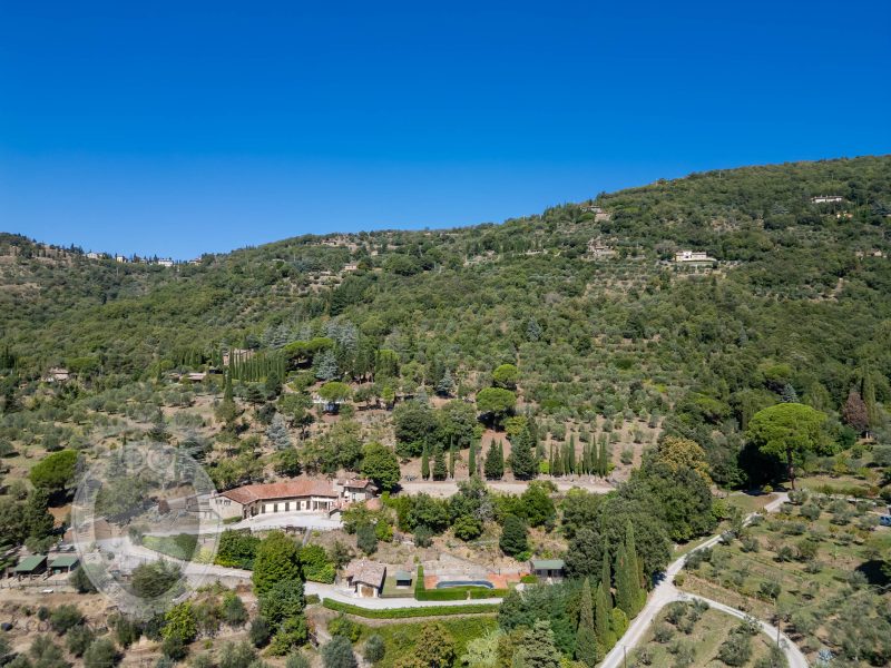 Casale con vista, terreno e annessi