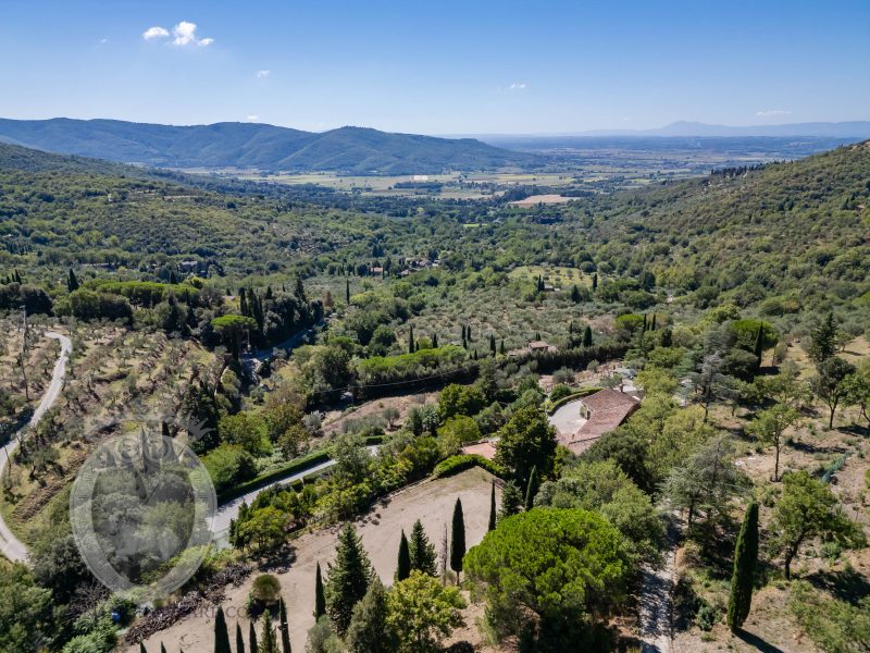 Casale con vista, terreno e annessi