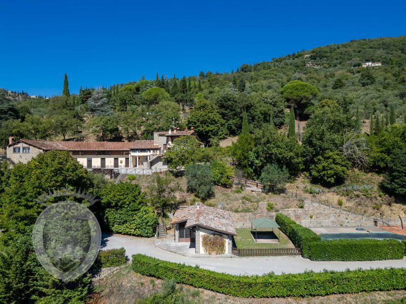 Casale con vista, terreno e annessi