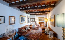 Detached townhouse in the center