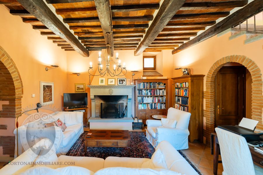 Colonica con piscina e giardino