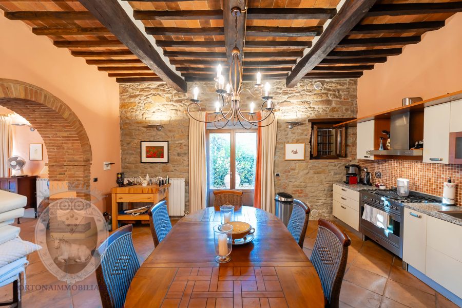 Colonica con piscina e giardino