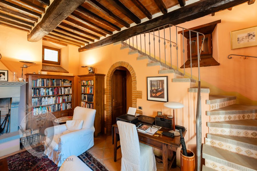 Colonica con piscina e giardino