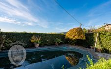 Colonica con piscina e giardino