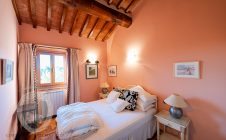 Colonica con piscina e giardino