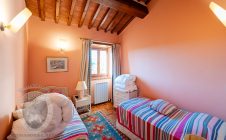 Colonica con piscina e giardino