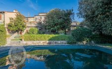 Colonica con piscina e giardino