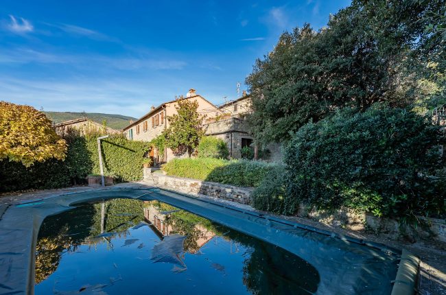 Farmhouse with garden and swimming pool