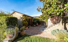 Colonica con piscina e giardino