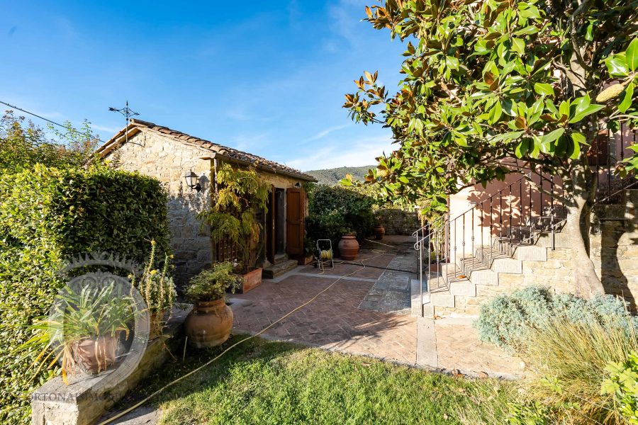 Colonica con piscina e giardino