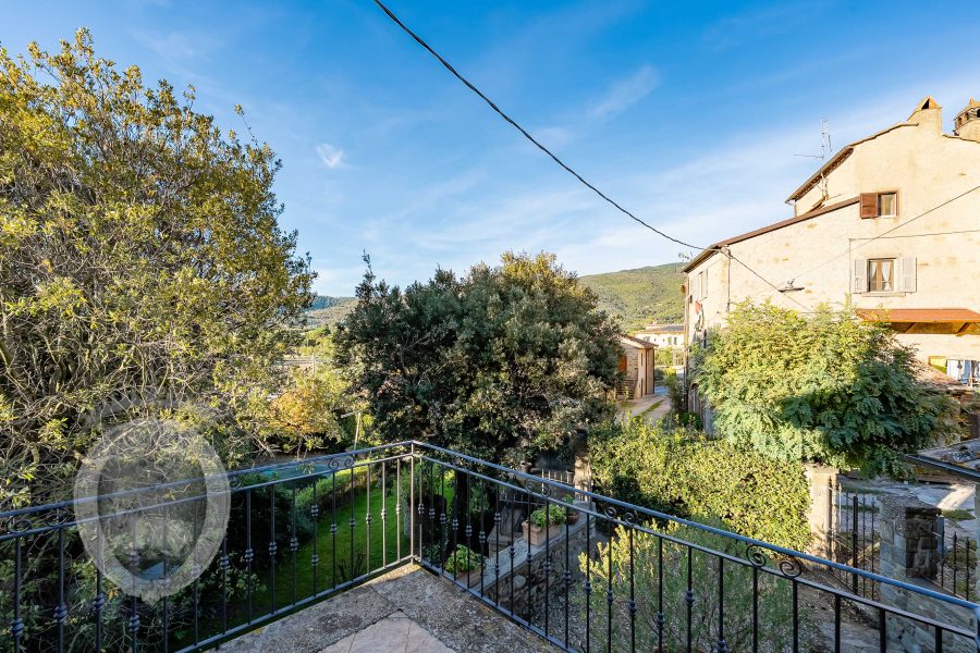 Detached terraced house with garden