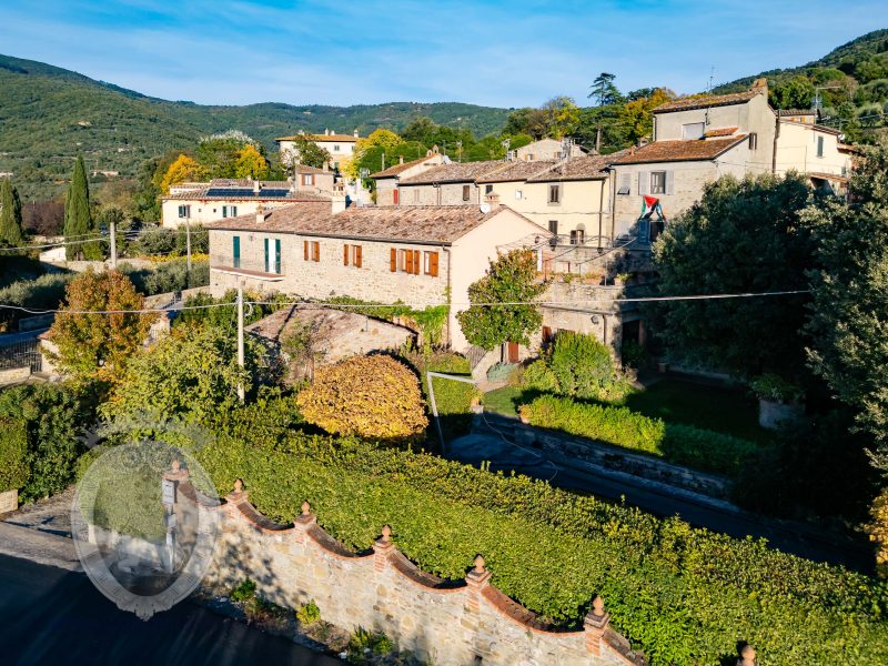 Colonica con piscina e giardino