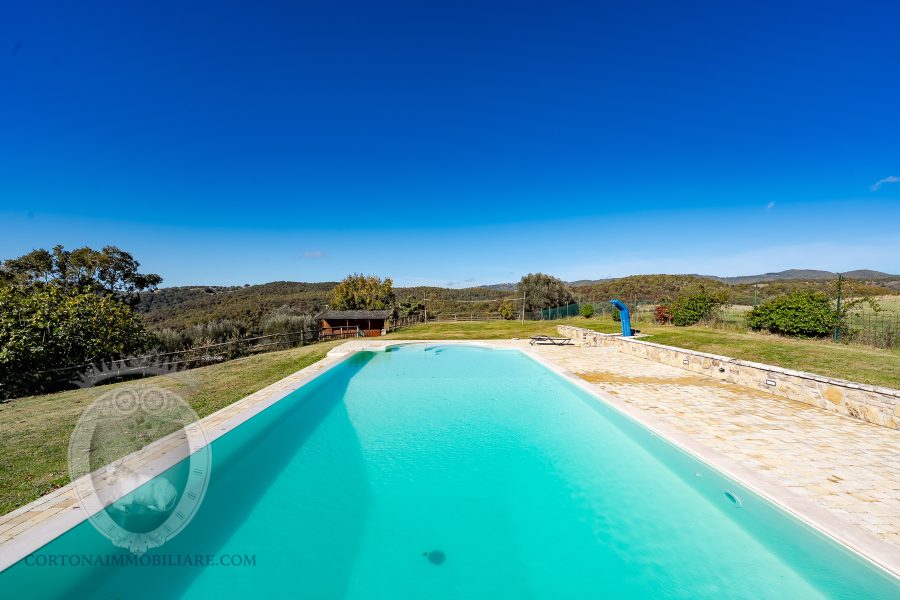 Casale con vista e piscina
