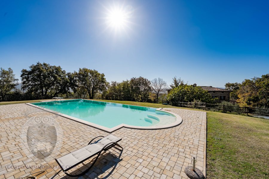 Casale con vista e piscina