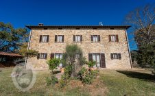 Casale con vista e piscina