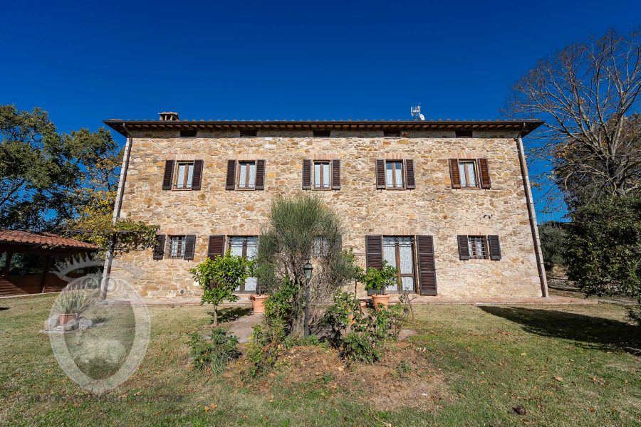 Casale con vista e piscina