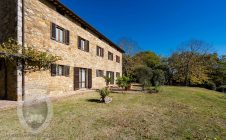 Casale con vista e piscina