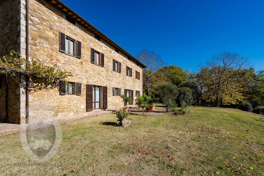 Casale con vista e piscina