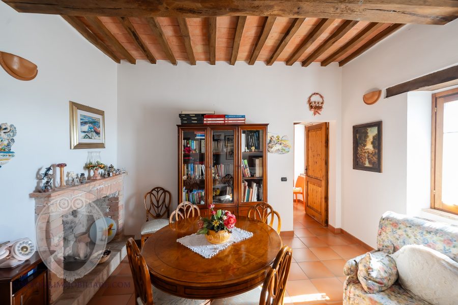 Casale con vista e piscina