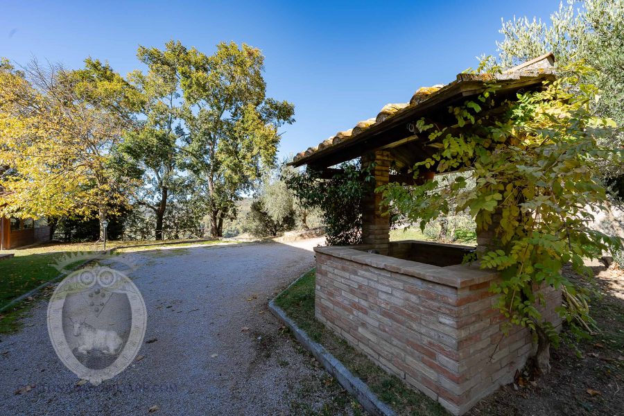 Casale con vista e piscina