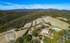 Casale con vista e piscina