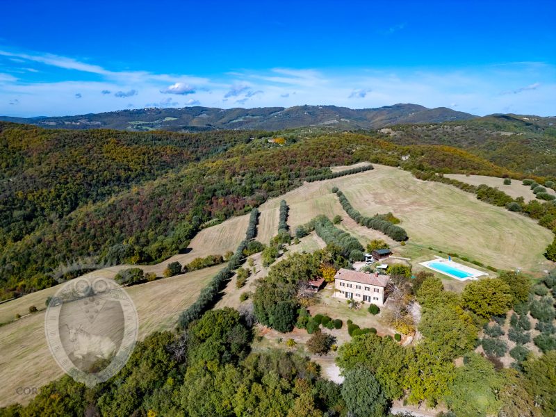 Casale con vista e piscina