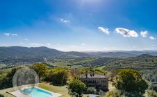Casale con vista e piscina