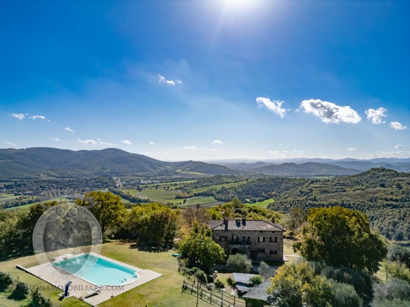 Casale con vista e piscina