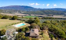 Casale con vista e piscina