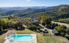 Casale con vista e piscina