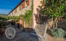 Colonica con giardino piscina e annessi