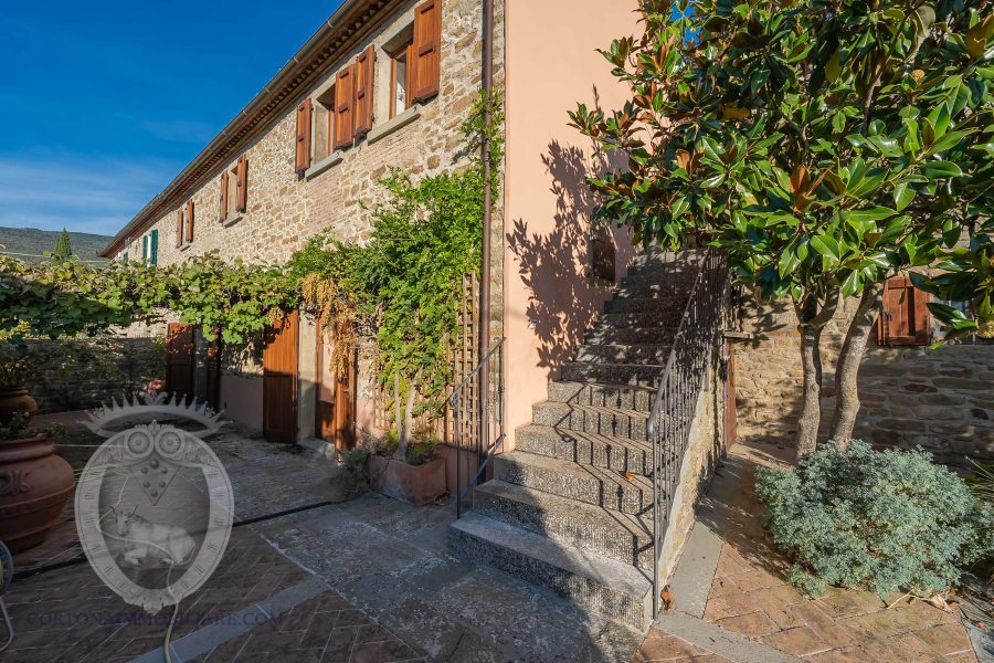 Colonica con giardino piscina e annessi